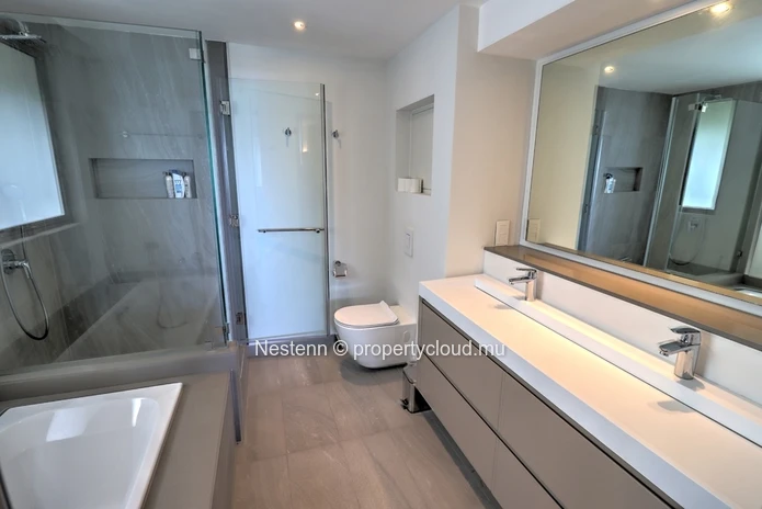 Appartement moderne de 3 chambres avec piscine privée et un accès direct plage 