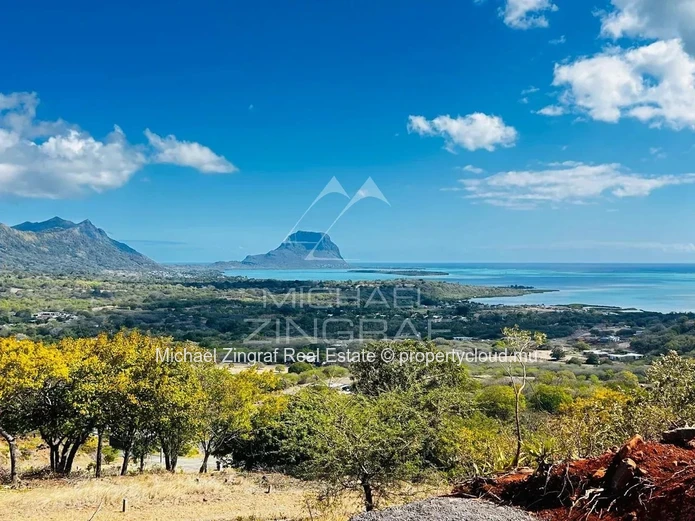 Villa d’Exception de 4 Chambres avec Vues Panoramiques sur les Montagnes et la Mer