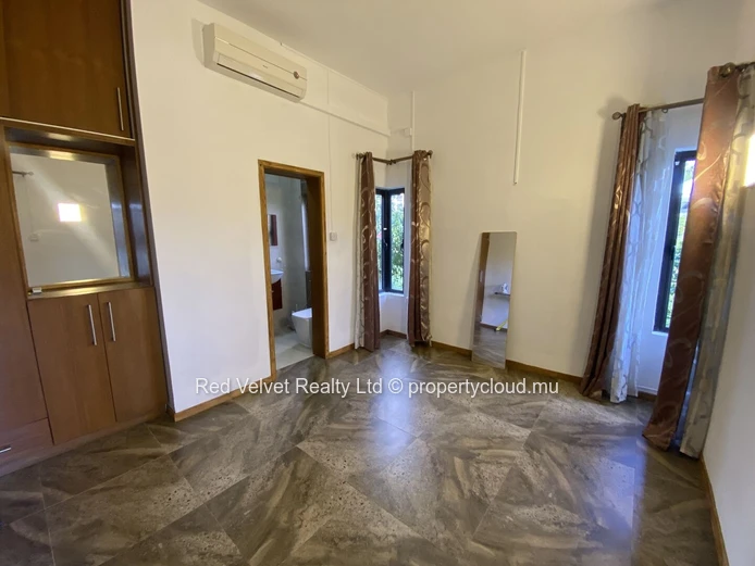 Maison de plain-pied entièrement meublée de 3 chambres à louer à Ébène