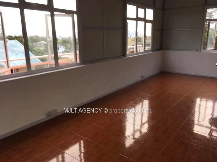 Bureau 61 m² à Moka, Route Bois Cheri — lumineux, balcon et vue montagne