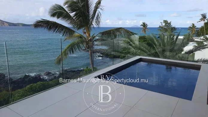 CAP MALHEUREUX - Beach front penthouse - 2 bedrooms