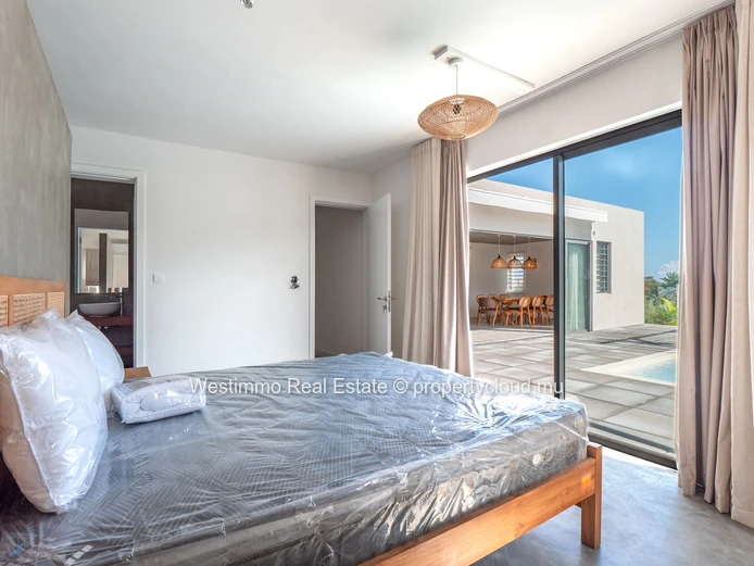 New villa with swimming pool in a secure residential area