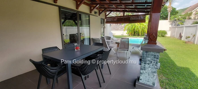 Maison Idéalement Située au Cœur de Tamarin à Vendre