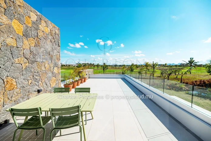Exceptional 4-bedroom villa facing the golf course with private pool