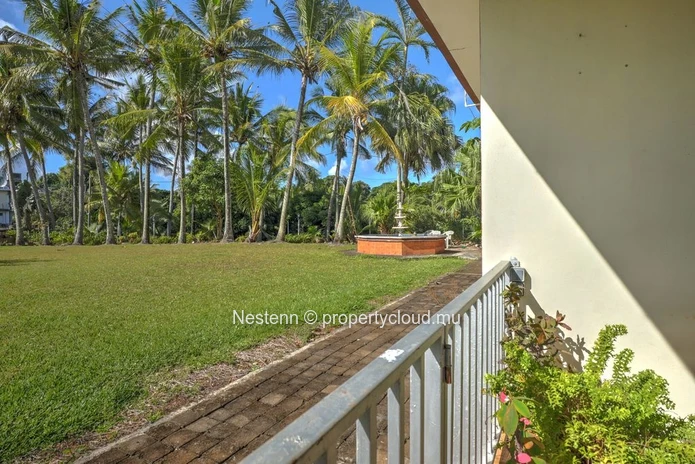 Spacious 275 m² house on a land of 13,802.67 m² in Chemin Grenier with sea and mountain views.