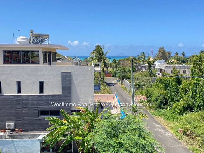 Long-term rental: Furnished studio with terrace and sea view for rent in Grand Gaube, Mauritius.