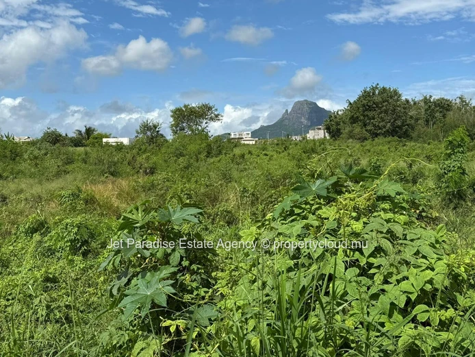 Terrain résidentiel à vendre à Flic en Flac, 35.897m², vue montagne, proche écoles, arrêt de bus et magasins. Prix : ...