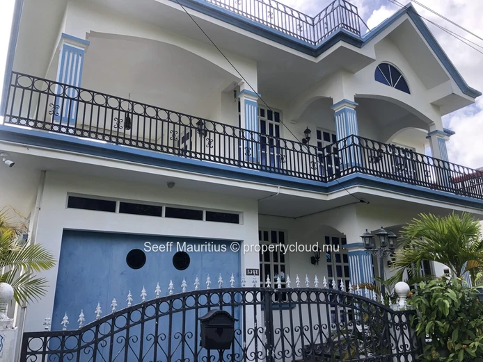 Spacious Family Villa Near Beach