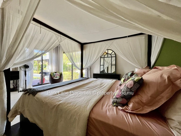Authentique Oasis Insulaire : Élégante Villa de 4 Chambres avec une Vue Impressionnante sur la Montagne