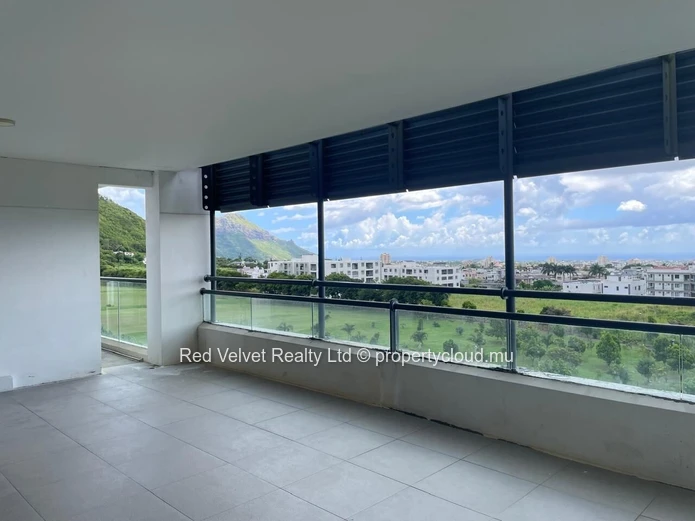 Luxury 300m² Penthouse Overlooking Parkland & Mountain Views