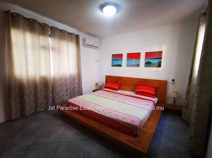 Appartement à vendre à Flic en Flac, 100m², terrain 190m², 2 chambres, parking, balcon, climatisation. Prix : Rs.