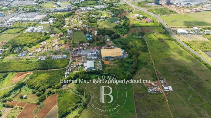 TRIANON – Terrain Agricole Stratégiquement Situé – 15 821 m²