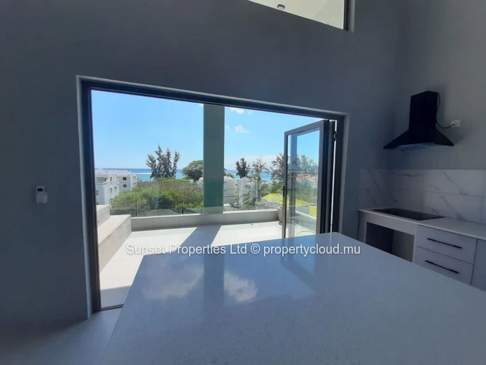 Penthouse with breathtaking views of the lagoon. Located only 100m from the beach