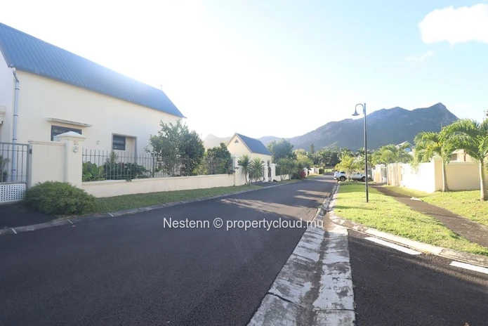 Élégante maison contemporaine avec vue sur les montagnes au sein d'un prestigieux domaine résidentiel 