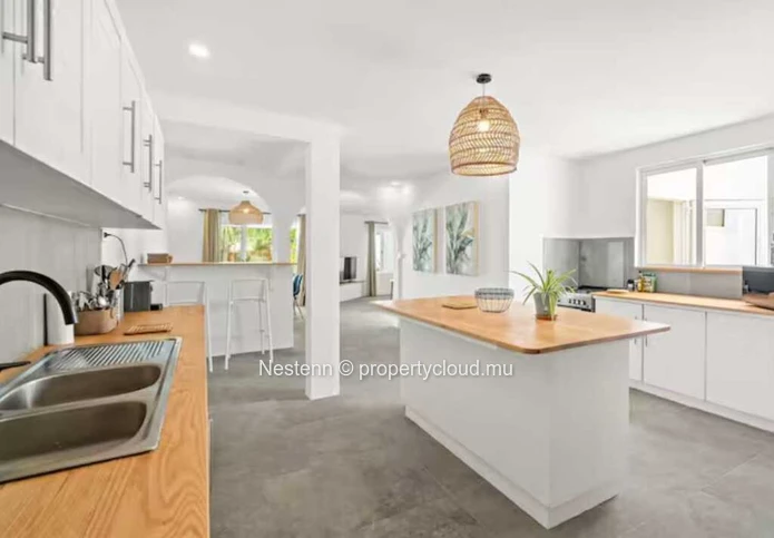 Charming and bright 4 bedroom semi-detached villa