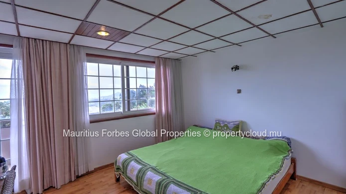 4-bedroom villa with a 2110m² garden, private pool, rustic and modern charm