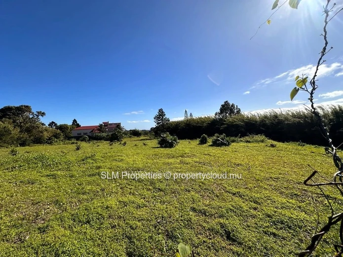 A vendre : Terrain d'un Arpent idéallement situé à Floréal