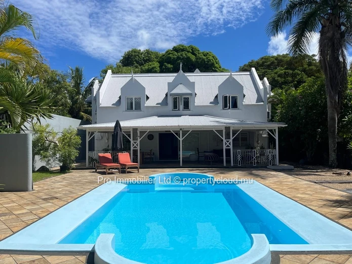 Maison familiale chaleureuse et spacieuse, conçue par un architecte ,  À louer à Roches Noires