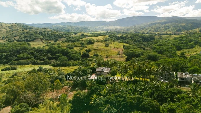 Spacious 275 m² house of 9 bedrooms with sea and mountain views.