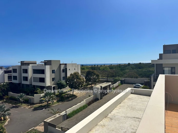 Superbe penthouse de 3 chambres avec toit-terrasse privé, vue mer & montagnes à Flic en Flac - Ile Maurice