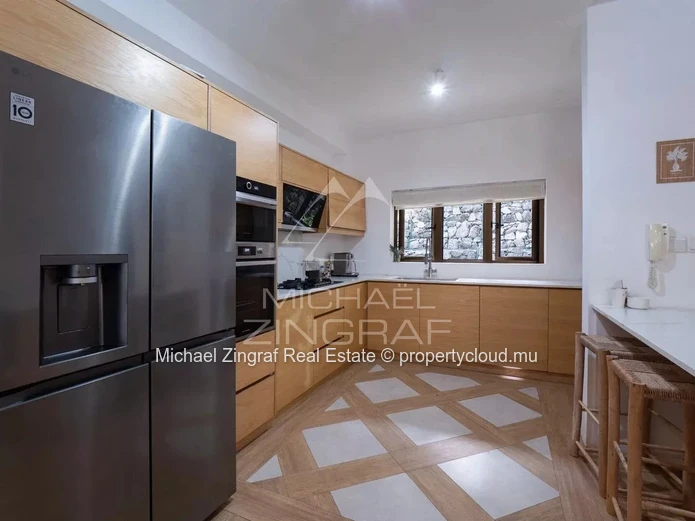 Élégant duplex meublé de 3 chambres en suite avec jardin – Rivière Noire