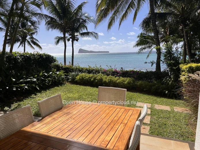 Magnifique appartement pieds dans l'eau, vue féérique sur le lagon de Cap Malheureux et les îles. 3 chambres. Piscine.
