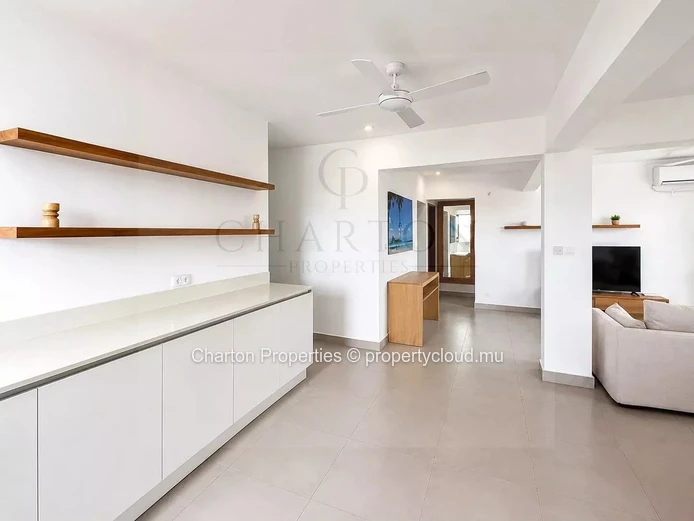 Two-bedroom apartment with shared pool near Peyrebère beaches