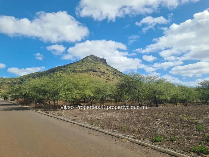 Residential land of 3083m2 for sale in a secure subdivision in Tamarin, with mountain views. Price Rs.