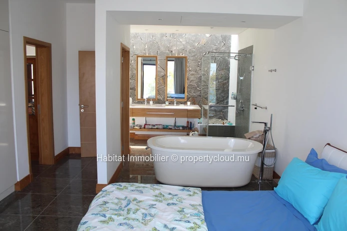 A louer - Magnifique penthouse pieds dans l'eau meublé et équipé de 150 m² situé à Belle Mare 
