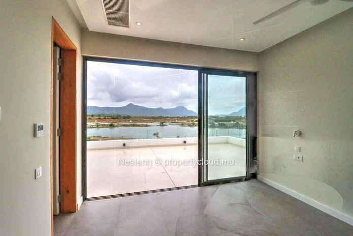 4-bedroom penthouse with sea and mountain views