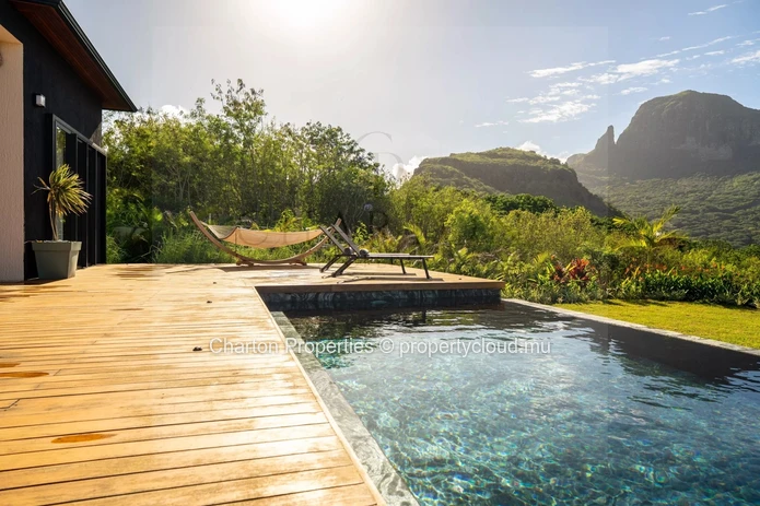 Contemporary 4-bedroom en suite villa with exceptional panoramic view of the sea and mountains