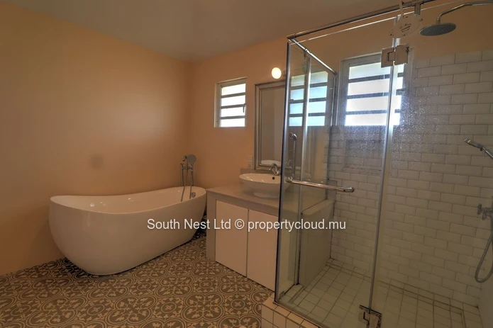 4-bed family house in a prestigious estate.