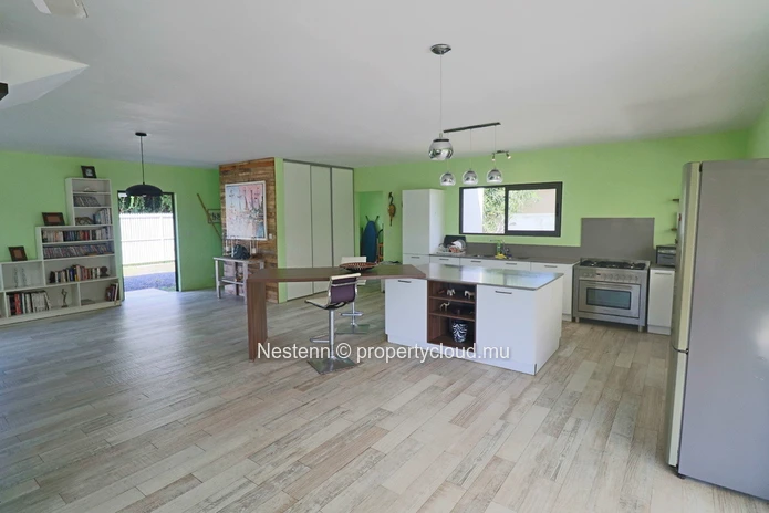 Modern 3-bed house in a beautiful spacious garden