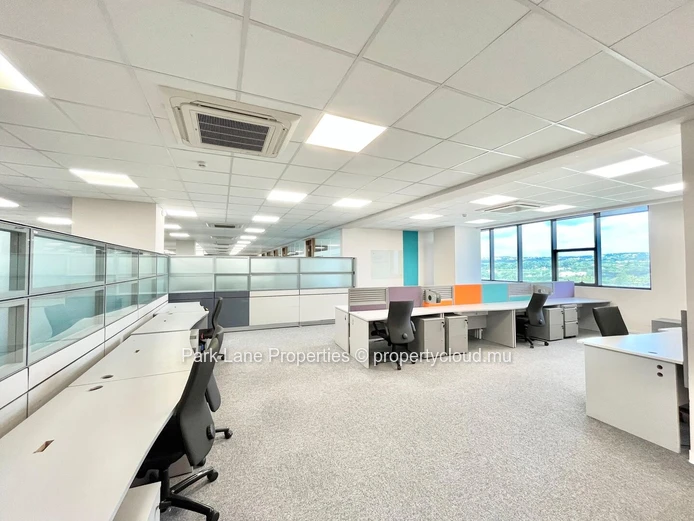 Bureau meublé de 998 m² prêt à être occupé à Ebene