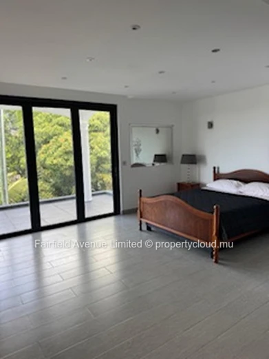 Stunning 4-Bedroom House in Roches Noires with Spacious Garden and Close to Amenities - Don't Miss Out!