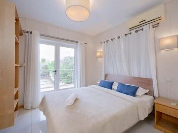 8 Bedroom Office