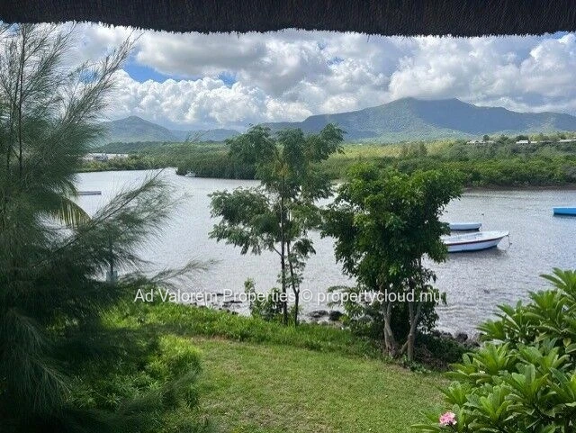 Duplex 3 Chambres à Vendre à La Mivoie, Rivière Noire – Vue sur la Rivière et les Montagnes