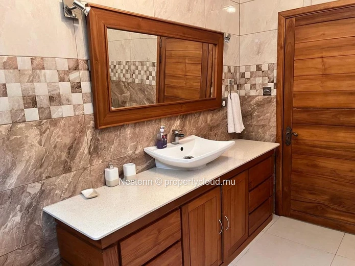 Charmante maison de ville de 3 chambres avec piscine privée et équipements modernes
