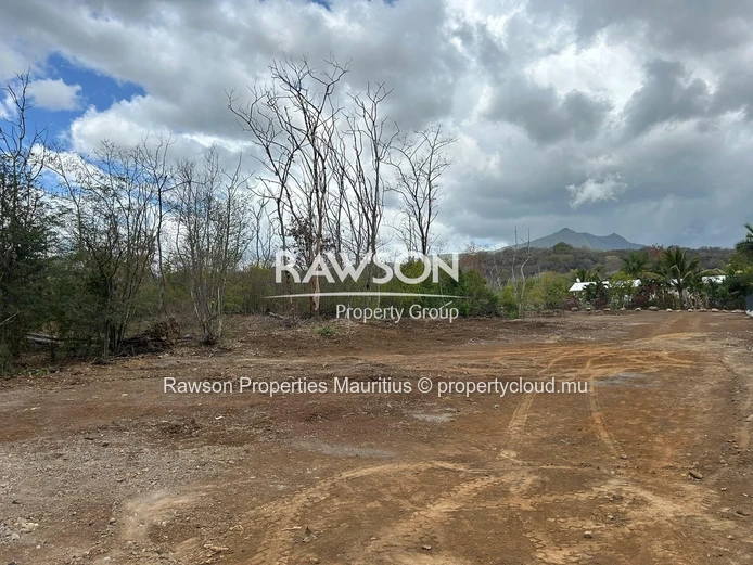 Terrain résidentiel à vendre | 1 500 m² | Cadre naturel et paisible | Rivière Noire