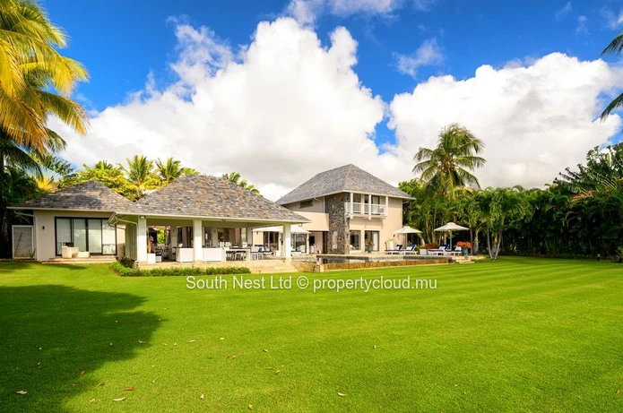Exceptional 6-Bedroom Golffront Villa with Panoramic Sea & Île aux Cerfs Views