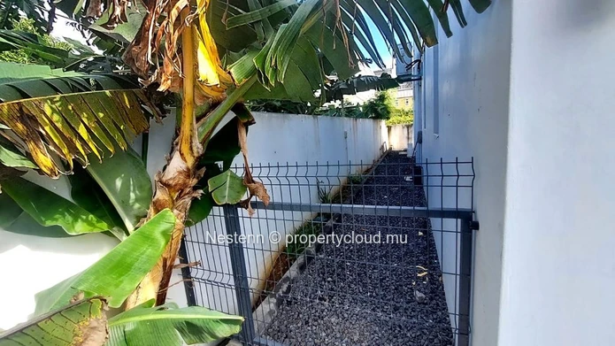 Commercial space for rent in Mon Choisy – Prime location near the golf course