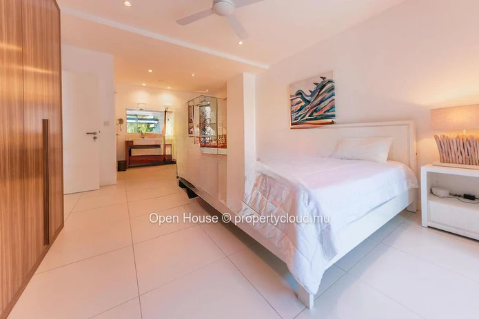 Appartement pieds dans l'eau à louer à Rivière Noire, Tamarin, 4 chambres, piscine privée, meublé.