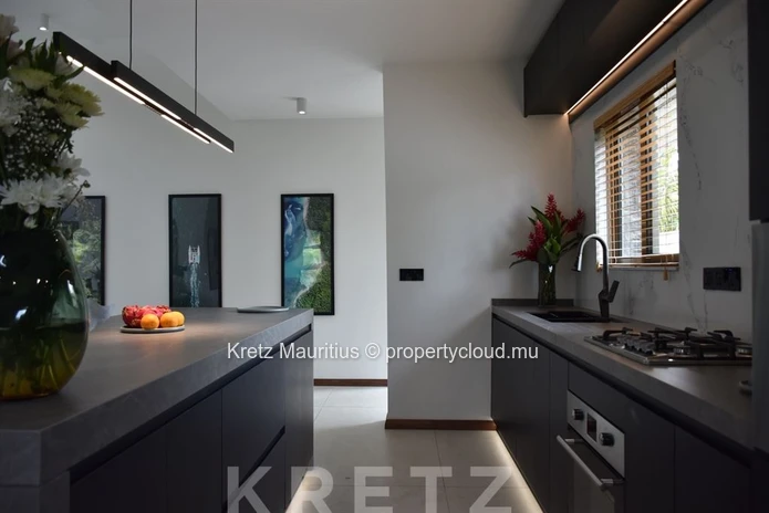 Contemporary 3-bedroom villa with 5-star hotel-style access