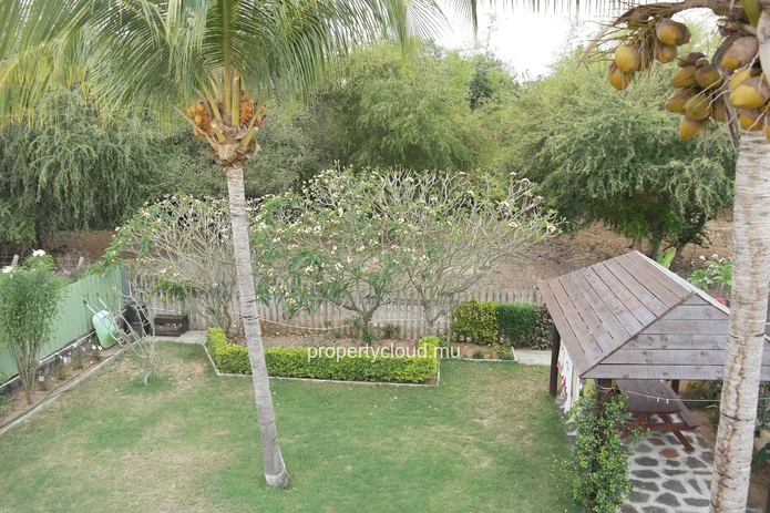 Flic en Flac à louer appartement 2 chambres dans villa à 300 mètres de la plage avec jardin commun