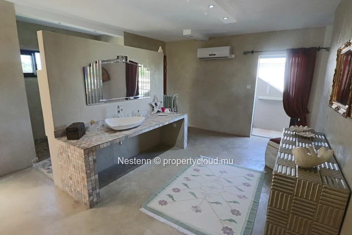 Residential estate with 1 villa and 4 bungalows - With license. 