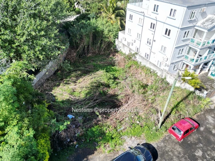 Terrain de 9 perches : Commodités intégrées près de la plage