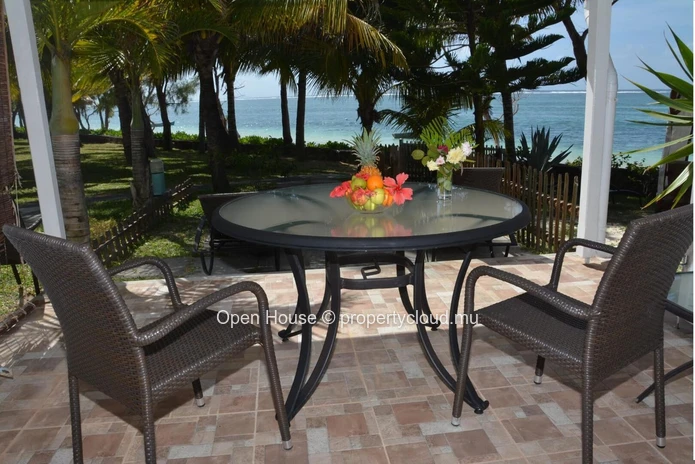 Duplex for sale in Palmar, Flacq. Living area of 127m² on a plot of 220m². 3 bedrooms, shared pool. Sea view, beach a...