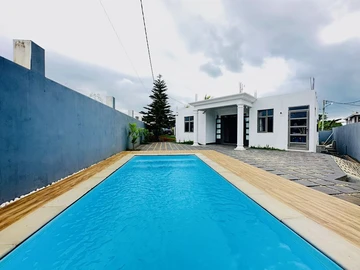 Modern Single-Storey Villa With Swimming Pool And Large Garden