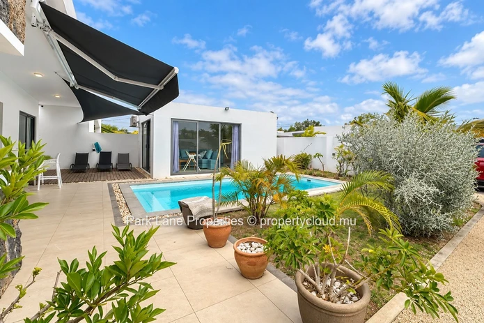 Villa contemporaine avec piscine et charme tropical