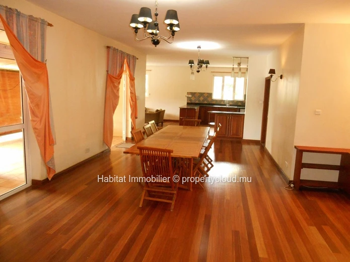 FOR SALE - Nice house of 400 m2 in Albion.